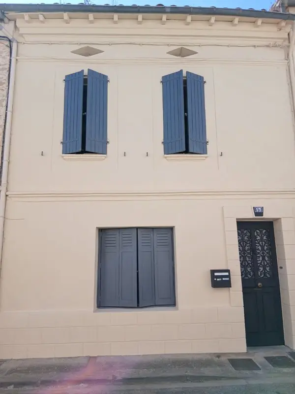 Façade de maison fraîchement rénovée et repeinte