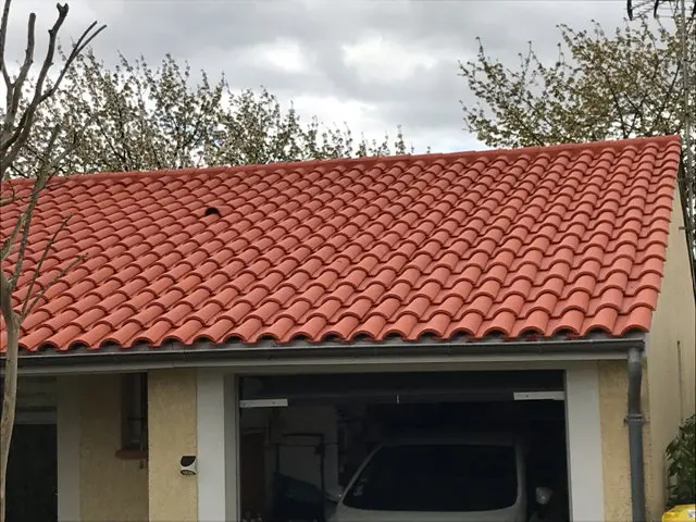 Pose de gouttière neuve en bord de toit