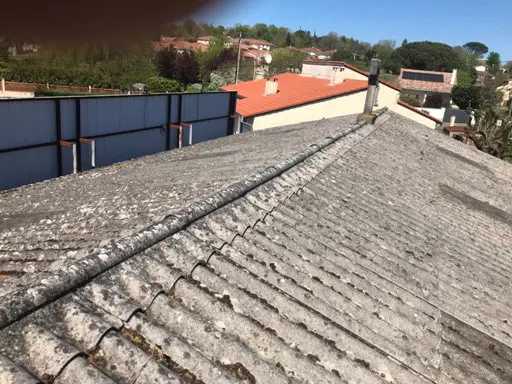 Couvreur réparant un élément de zinguerie
