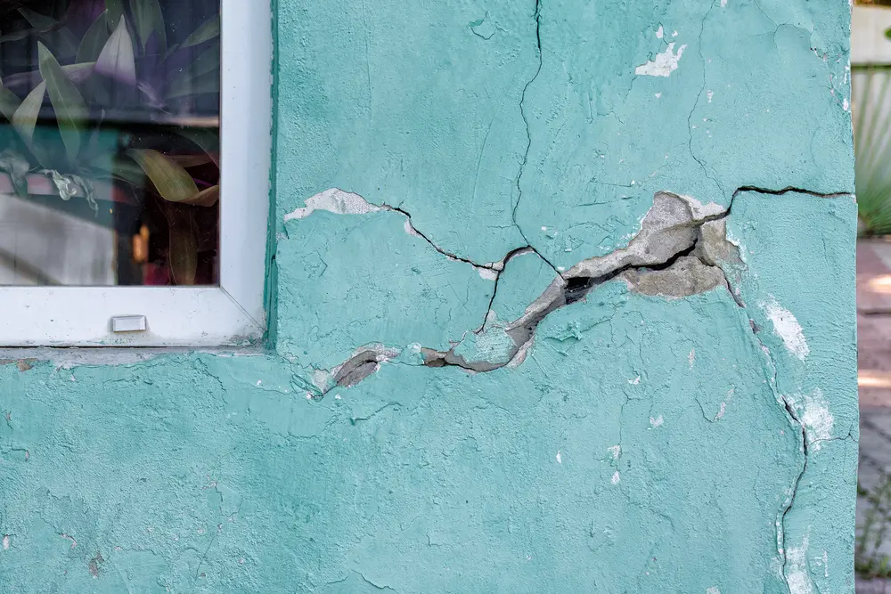 Réparation d’une fissure sur façade avec une truelle